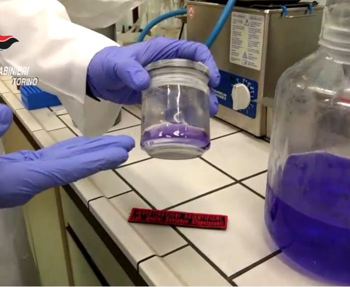 Una &quot;raffineria&quot; della cocaina nella cucina-laboratorio di un bar: arrestati 4 trafficanti