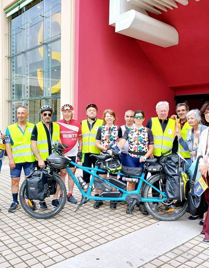 Ragazze in tandem alla cieca. Un viaggio attraverso l'Italia per promuovere l'inclusione