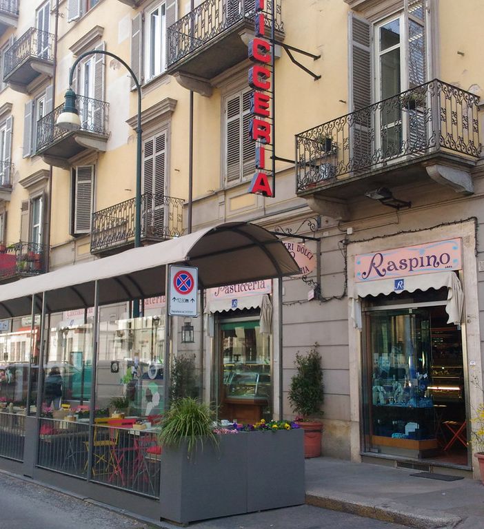 I “Pensieri dolci” di Raspino, dove la pasticceria è storia