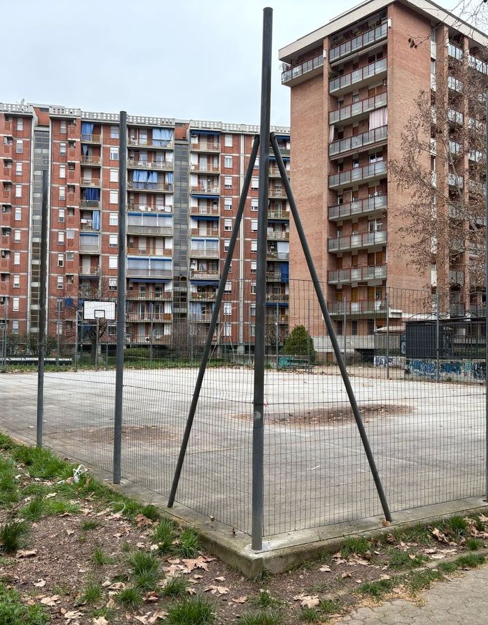 Di nuovo fuori uso i canestri del campo da basket