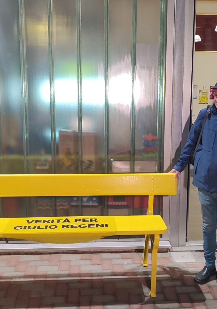 Una panchina gialla per Regeni in Barriera di Milano: &quot;Giulio fa cose&quot;