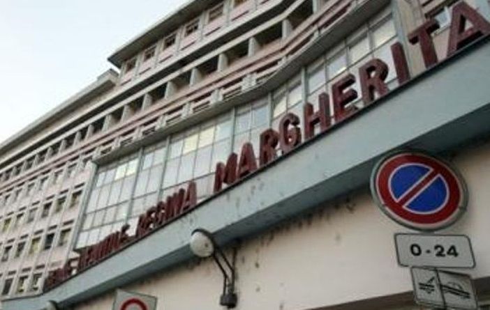 Bimbo di due anni cade dal balcone: è gravissimo al Regina Margherita