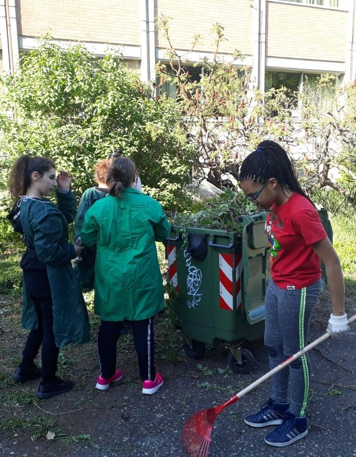 Progetto Comunit-Azione a Nichelino, gli studenti della media Silvio Pellico riqualificano il cortile della loro scuola