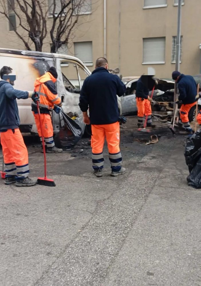Rimozione per 7 mezzi bruciati in via Bologna