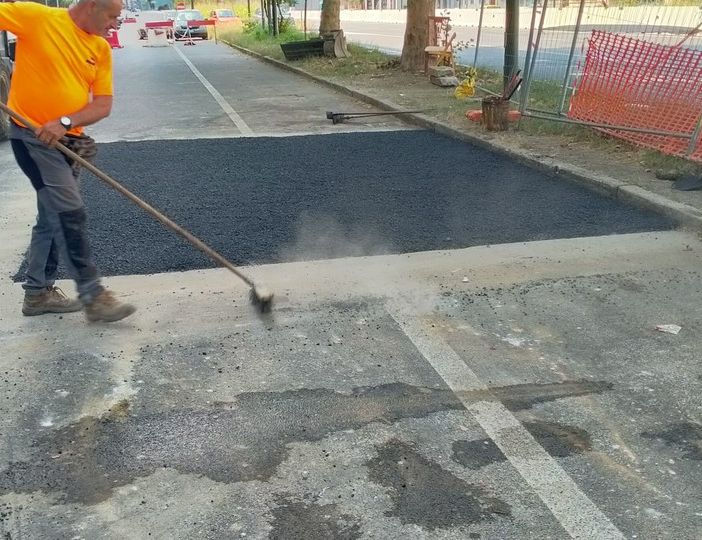Riparata finalmente la grossa buca di corso Grosseto