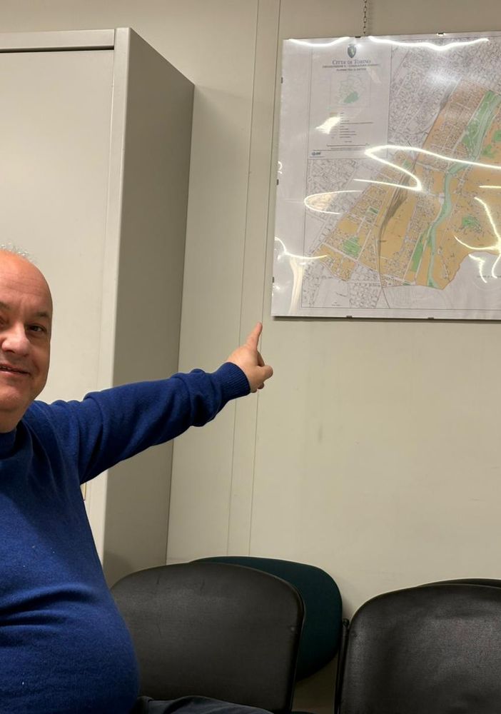 Alessandro Lupi, consigliere della 8, indica la cartina con il pezzo di territorio &quot;scippato&quot; dalla 2