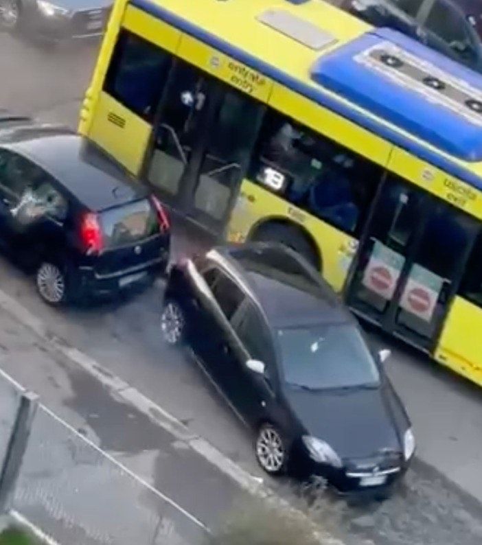Prima la rissa, poi gli incendi. L’ultima faida rom spaventa le famiglie: “Basta, dateci l’esercito” [VIDEO]