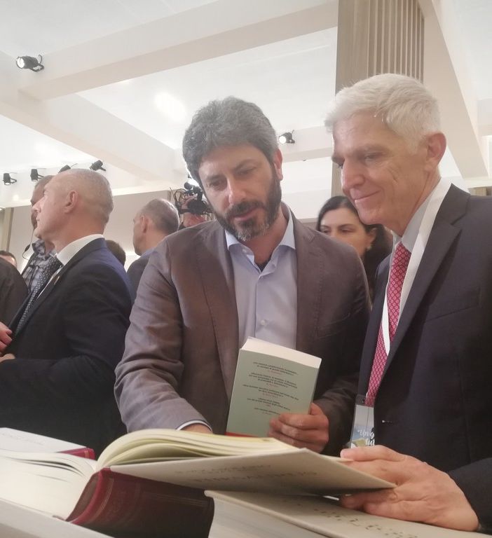 Al Salone tutti a caccia di Fico: &quot;Non parlo di governo, ma sono ottimista nella vita&quot;