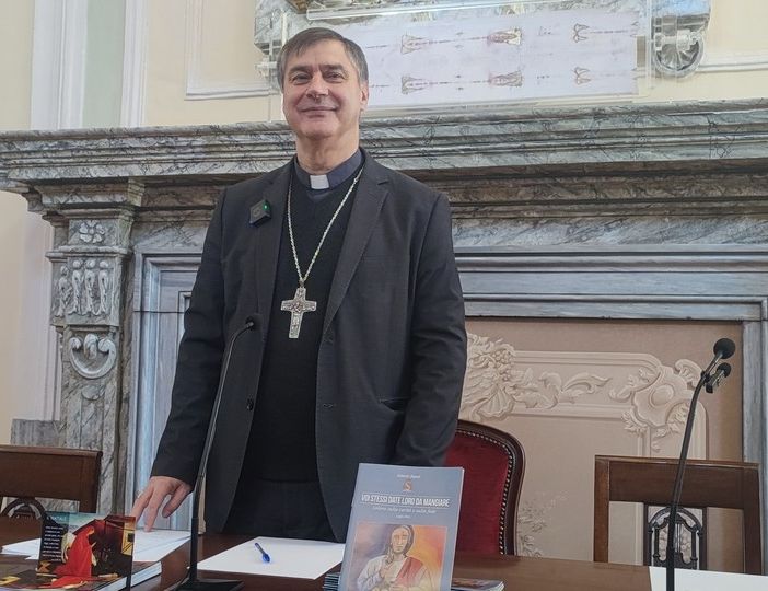 L'arcivescovo di Torino ha parlato di come sia importante allontanarsi dal Natale consumistico per vedere meglio gli altri