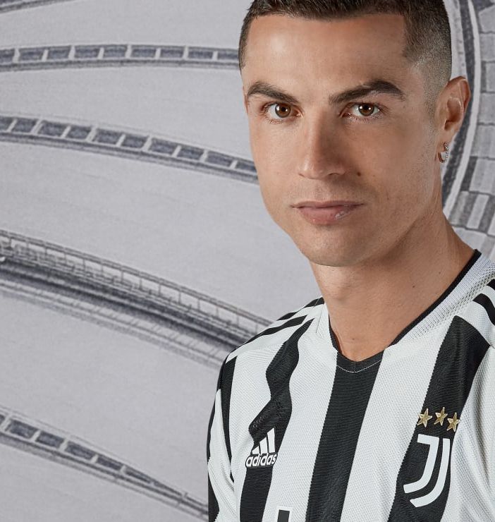 Ronaldo e Dybala protagonisti del lancio della nuova maglia Juve (foto tratte dal sito ufficiale bianconero)