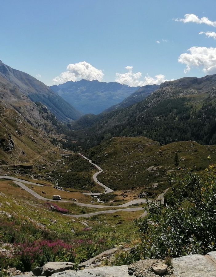 Una immagine di repertorio delle strade che conducono al Colle del Nivolet