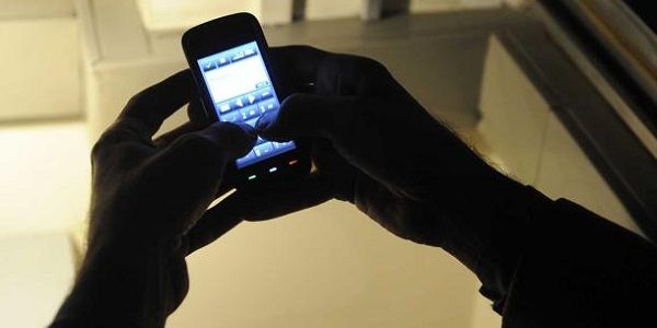 Spia la giovane dirimpettaia sul balcone e in camera da letto: dopo l'ennesimo pedinamento viene arrestato per stalking