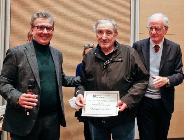 tre persone durante una premiazione tre persone durante una premiazione