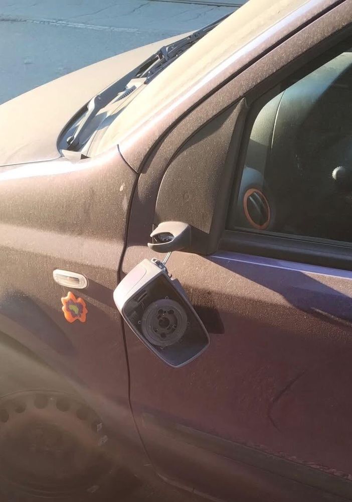 Spaccano gli specchietti delle auto con i sampietrini, via alla petizione anti degrado