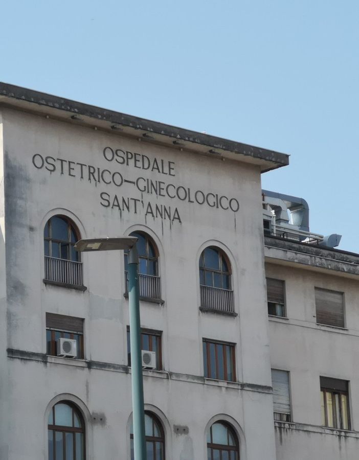 Auto bloccata nel traffico: donna partorisce durante il tragitto in ospedale