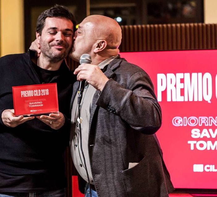 Saverio Tommasi dialoga con i giovani a Pinerolo