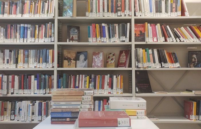 Al Polo del '900 nuovo scaffale di libri donati da Premio Lattes Grinzane, in lettura e prestito a tutti