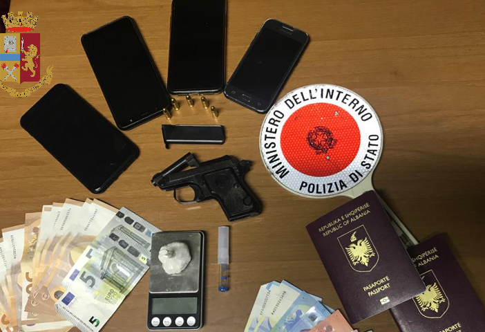 Blitz nella casa dei pusher: oltre alla droga la polizia trova anche una pistola. Due arresti