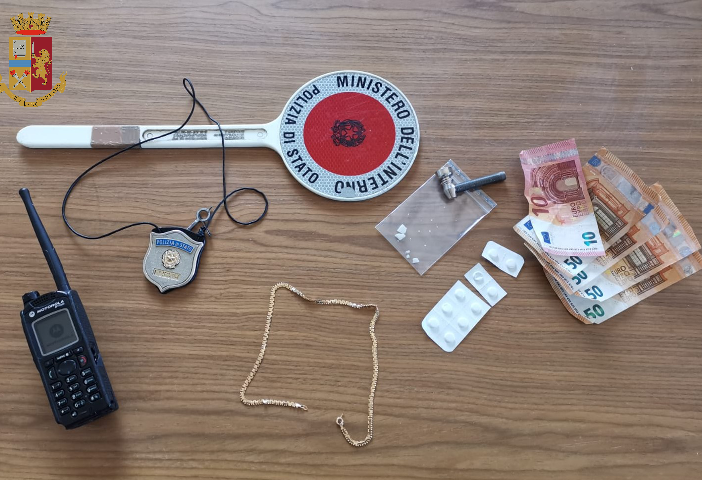 Scippa una donna che era seduta nella sua auto in sosta: i poliziotti lo vedono e lo arrestano