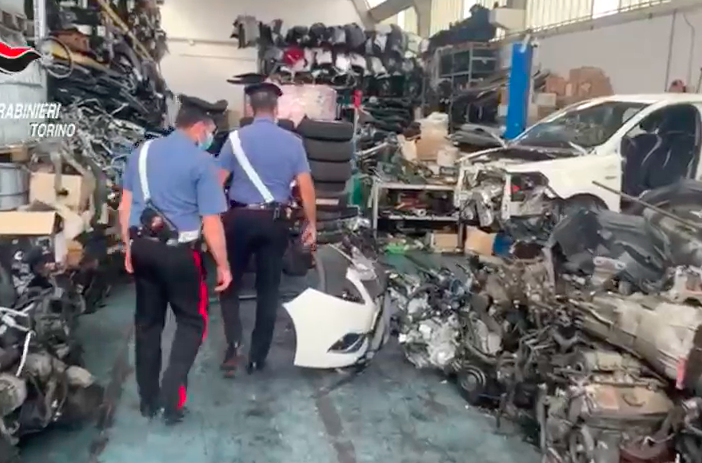 Smontavano auto rubate per rivendere i pezzi, carabinieri denunciano tre persone [VIDEO]
