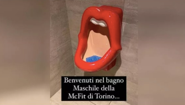 Orinatoi a forma di bocca di donna: bufera sulla palestra McFit Torino