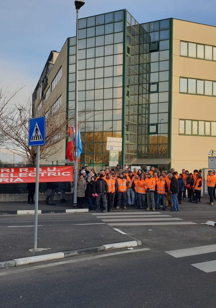 Esuberi alla Schneider di Venaria, sciopero a singhiozzo da parte dei dipendenti