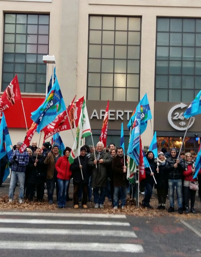 I lavoratori dei Carrefour Market di Torino e Provincia in piazza per protesta
