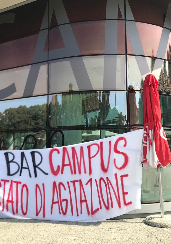 Lettere di licenziamento ai baristi del Campus Einaudi: “Scioperiamo, ci tolgono il lavoro” (FOTO e VIDEO)