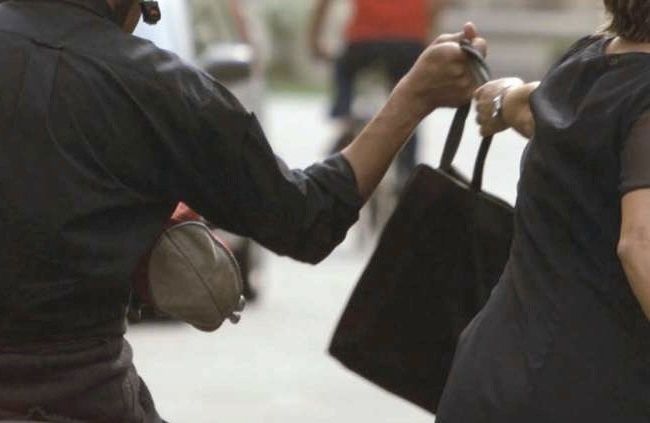 Scippa una donna, ma viene arrestato dalla Polizia grazie a un testimone