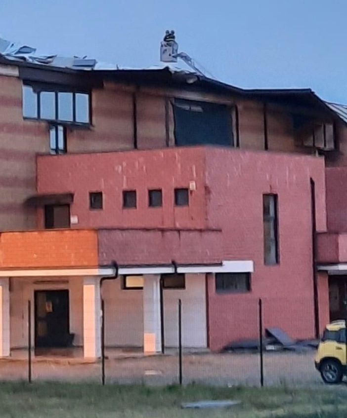 Maltempo, forte temporale su Chivasso: scoperchiato il PalaLancia