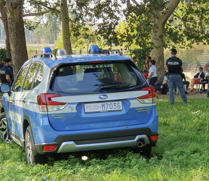 “Basta spaccio”, maxi blitz anti pusher in Barriera di Milano: camionette e agenti