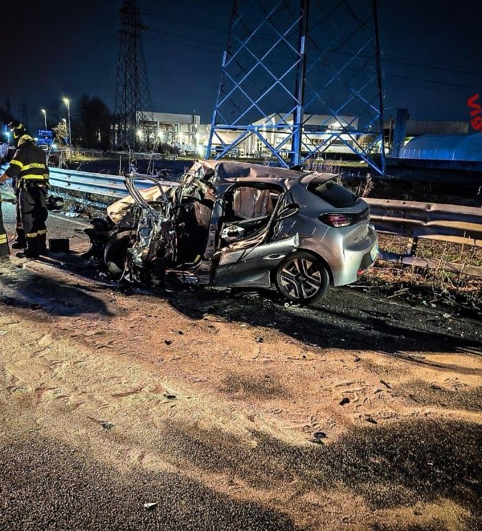 Scontro tra cinque mezzi a Settimo Torinese: camion si ribalta, c’è un ferito grave