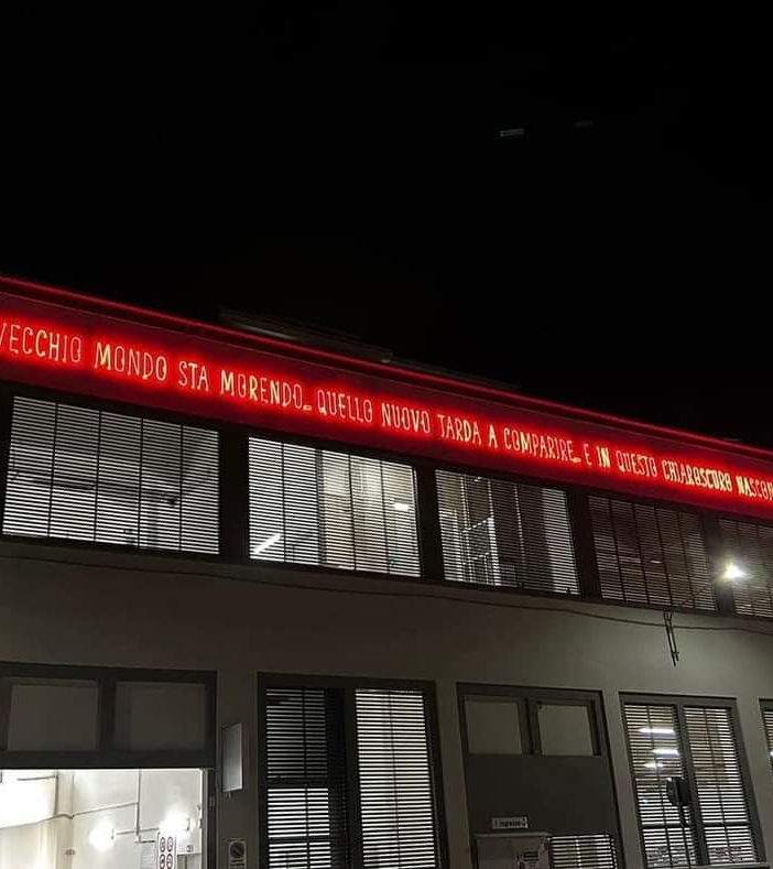 Quando l'arte incontra un parcheggio: l'opera luminosa di Jaar sul multipiano Lancia