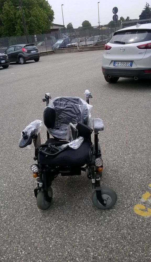 E’ a disposizione nella Depositeria Comunale di strada Druento a Torino la sedia a rotelle elettrica abbandonata sul marciapiedi di via Nicola Fabrizi