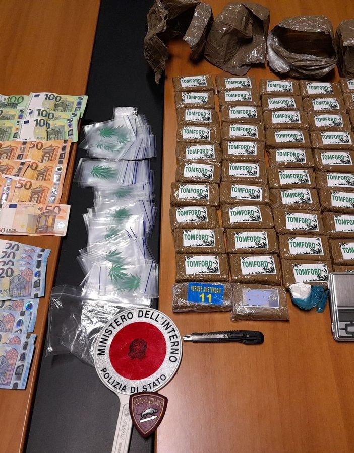 In auto in largo Stradella con 5 kg di hashish: arrestati due stranieri