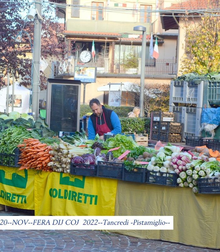 Festa di strada con stand e attrazioni