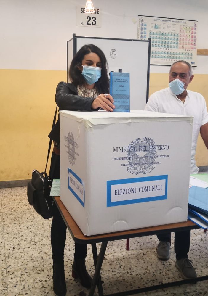 Valentina Sganga al momento del voto