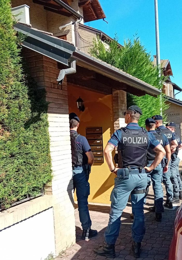 Forze di polizia che sgomberano una casa