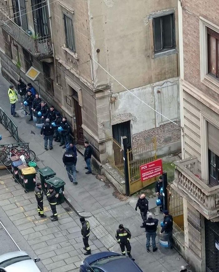 Operazione di sgombero in via Monginevro