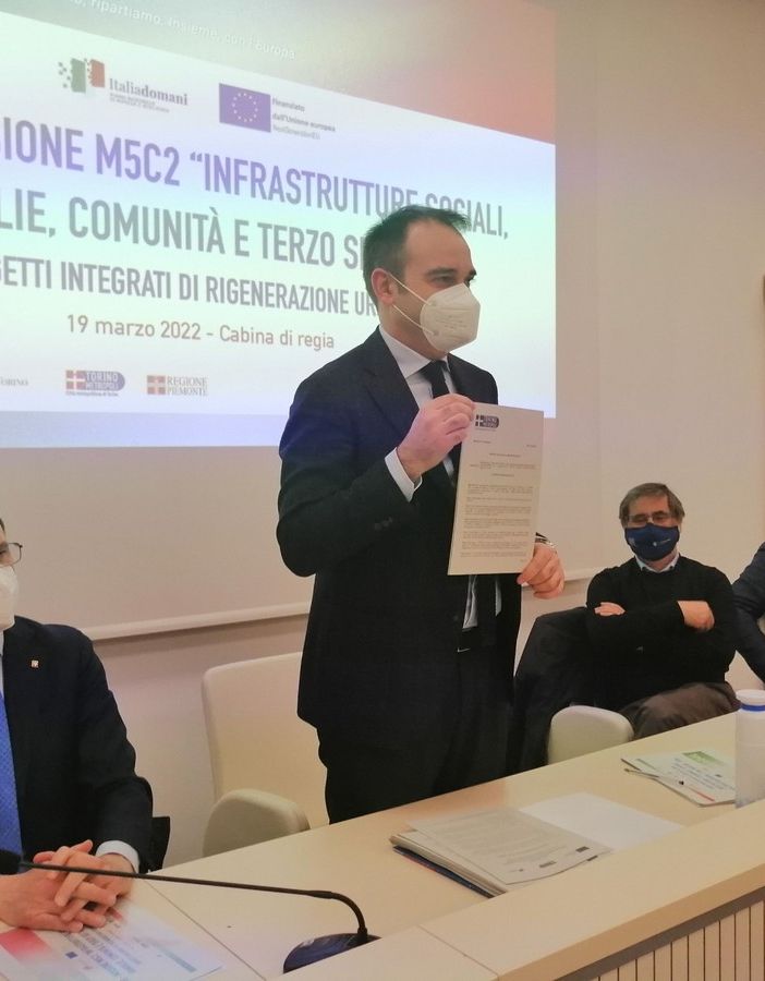 Lo Russo parla da un palco