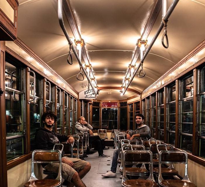 Concerti che seguono il ritmo del tram: questa sera, la prima de “Sità Scoté su rotaia”