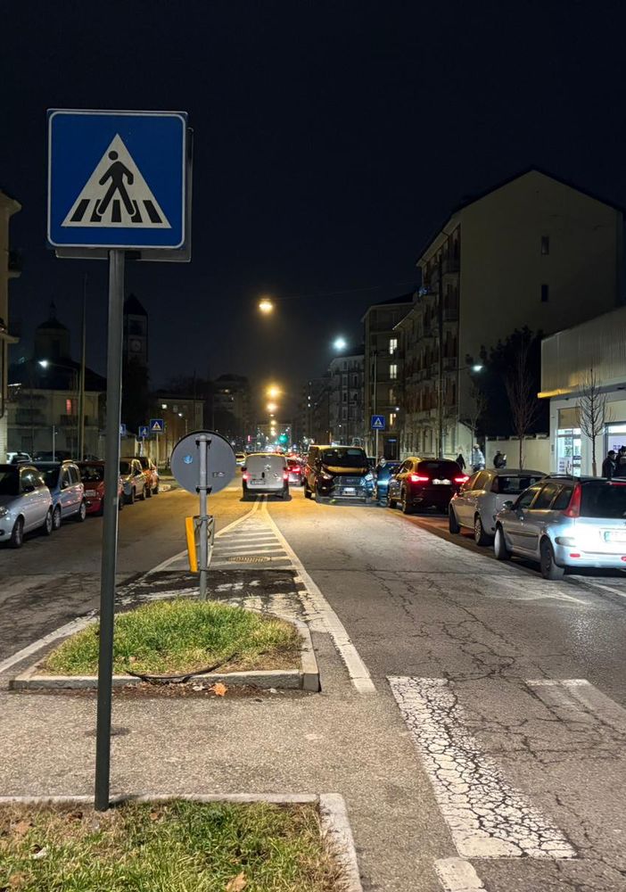Auto in divieto di sosta in corso Umbria, sopralluogo della Circoscrizione 4
