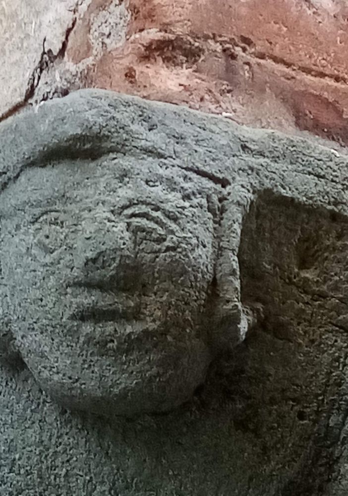 Cacciatori di teste nel labirinto del sacro
