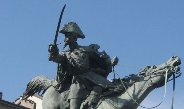 La statua equestre di piazza Solferino, lontana dai &quot;soliti&quot; canoni artistici