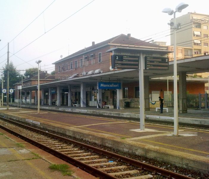 Moncalieri, incendio nel pomeriggio nell'area della stazione ferroviaria