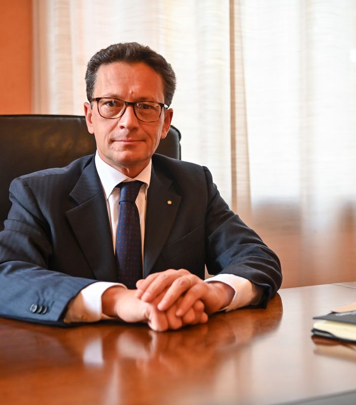 Stefano Serra seduto a una scrivania