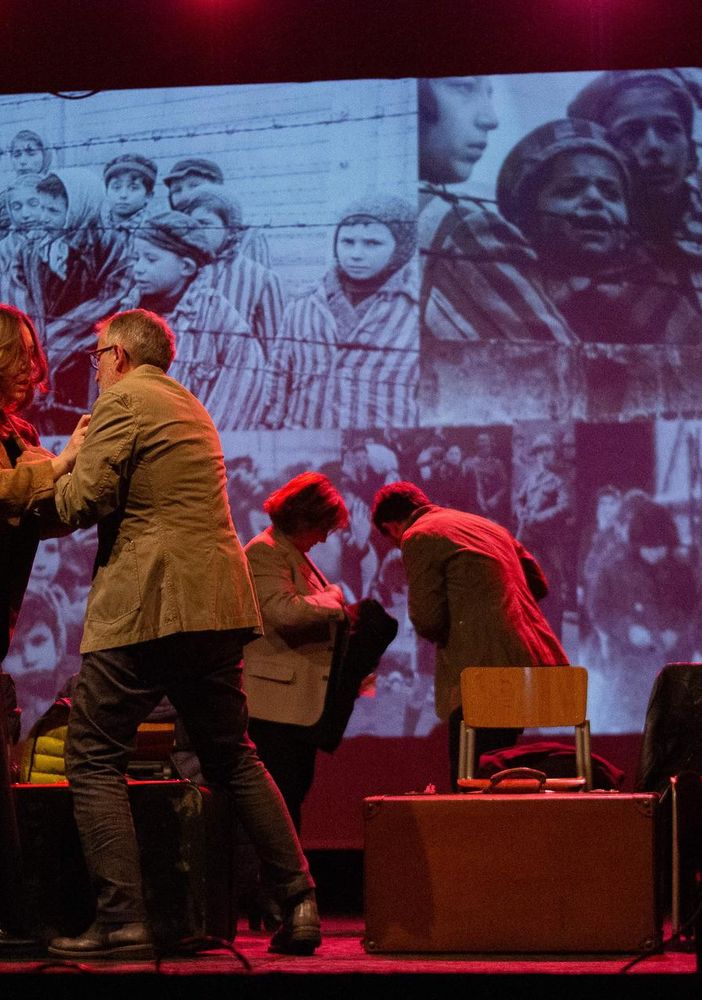 Uno spettacolo di fortissimo impatto racconta l'orrore della Shoah e del campo di concentramento di Auschwitz