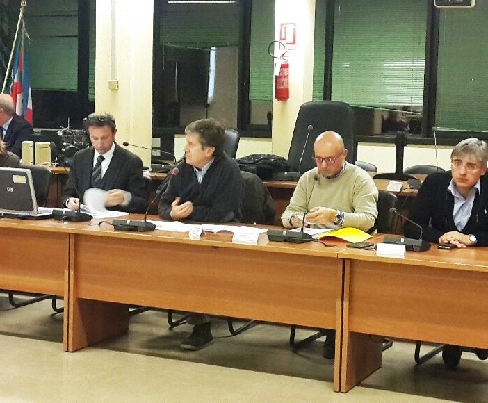 Anche un pipistrello partecipa alla discussione sul Lidl di corso Traiano