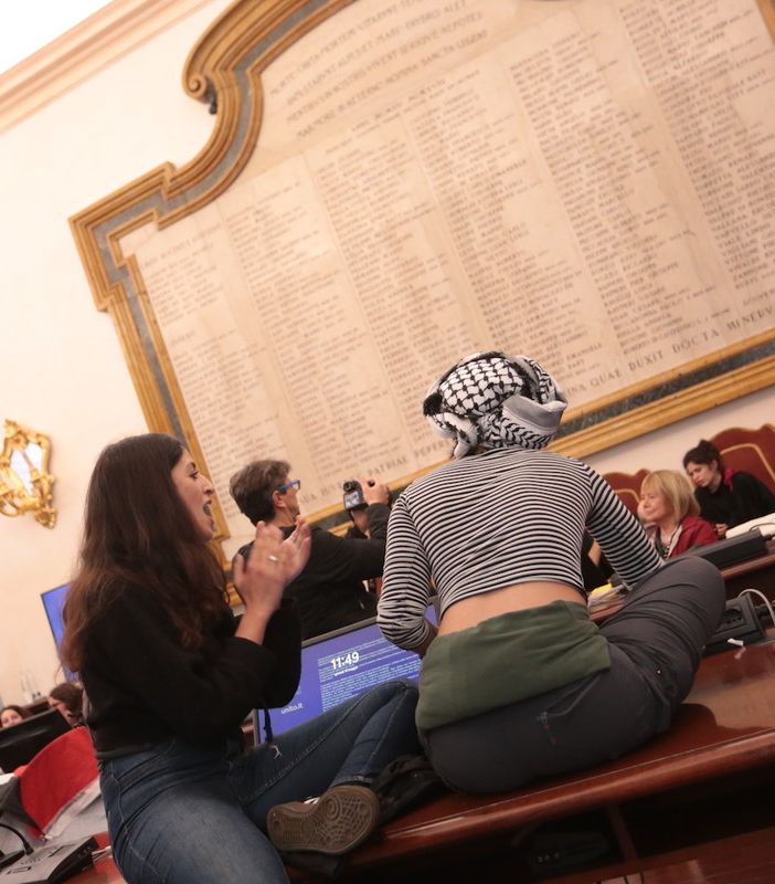 Dentro al Rettorato con le tende. Gli studenti ottengono la richiesta di un incontro congiunto [FOTO e VIDEO]