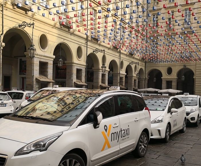 Torino, i taxisti occupano la piazza del Comune contro gli Ncc